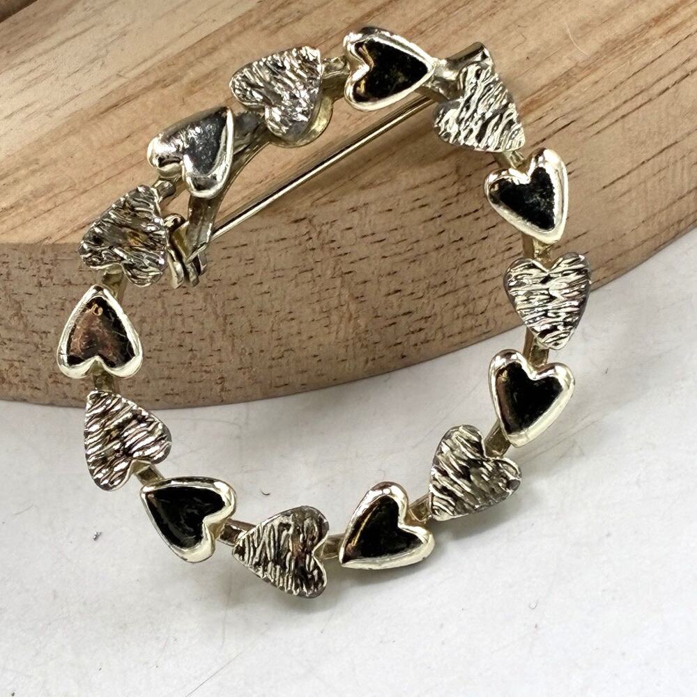 Vintage Signed Gerrys Circle Wreath Brooch Silver Tone Heart Links Pin